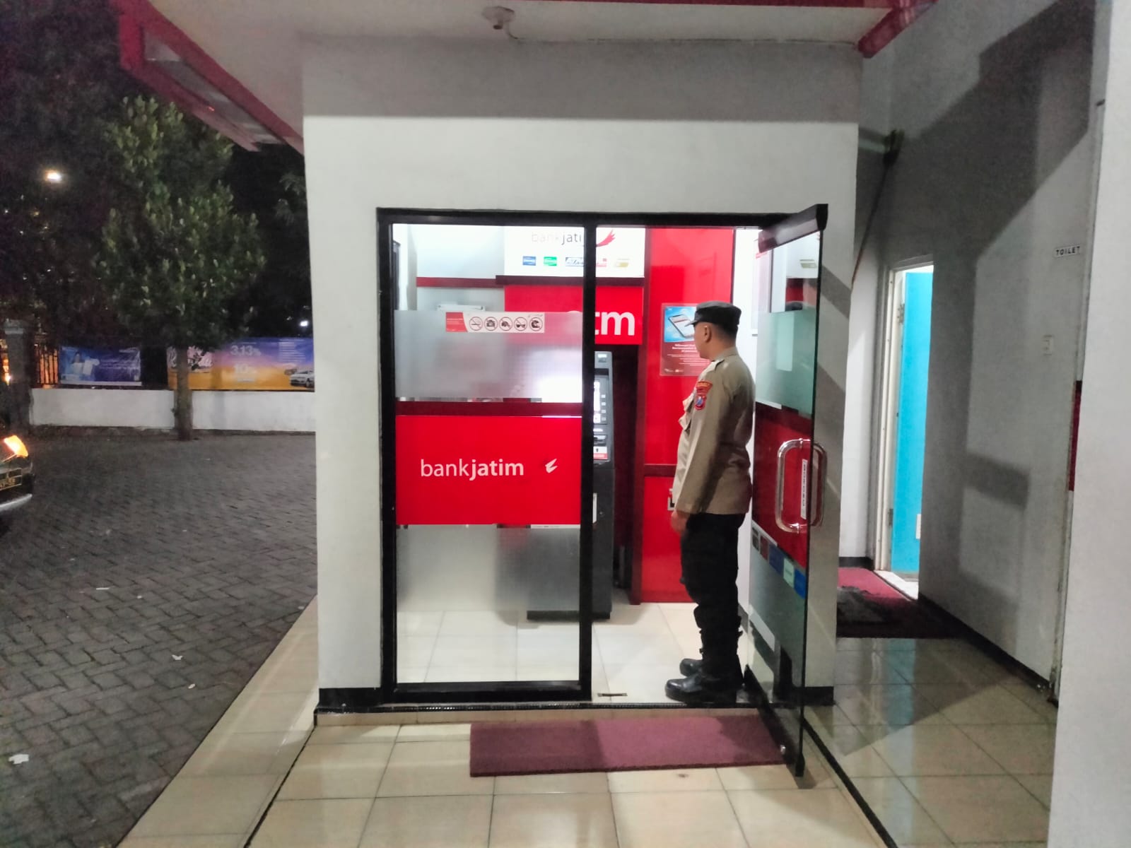 Ciptakan Rasa Aman, Anggota Polsek Dander Laksanakan Patroli Obvit Perbankan Bank Jatim Saat Malam Hari