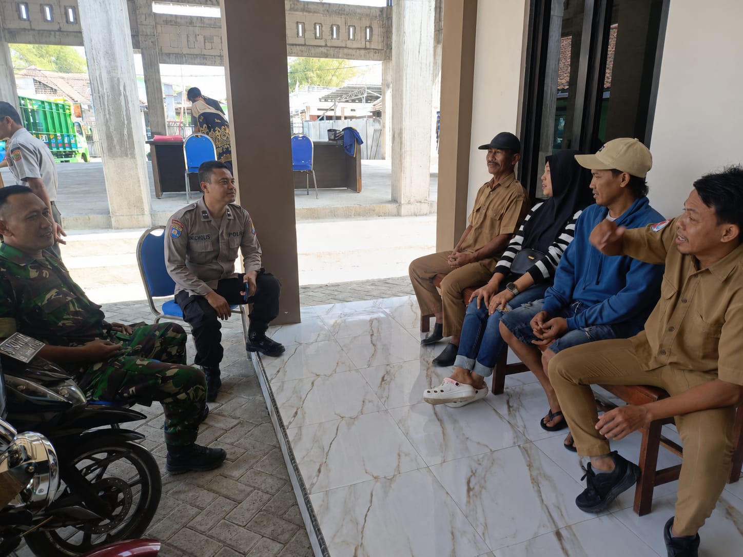 Bhabinkamtibmas Polsek Kanor Berkunjung ke Balai Desa