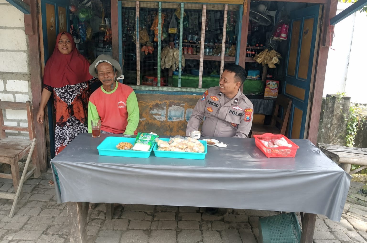 BHABINKAMTIBMAS POLSEK KANOR CANGKRUKAN DI WARKOP, TITIP PESAN KAMTIBMAS KEPADA WARGA