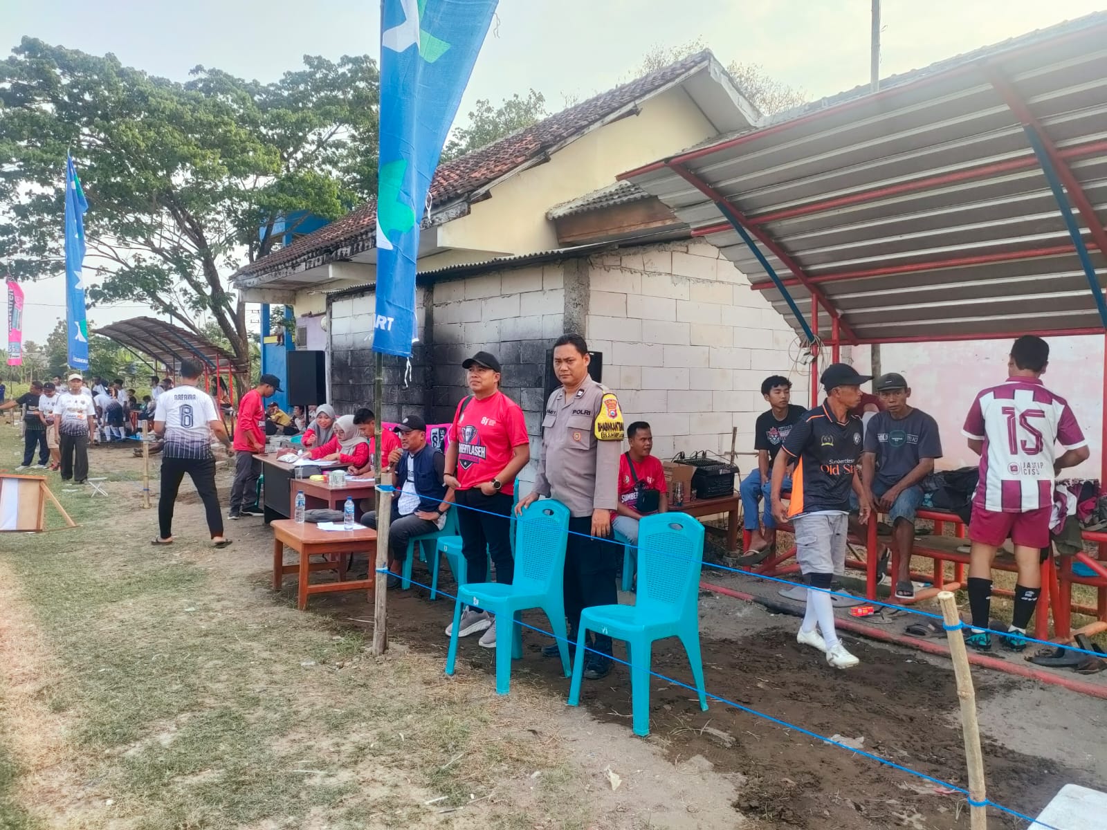 Bhabinkamtibmas Polsek Dander Amankan Pembukaan Turnamen Sepakbola Antar RT di Desa Sumbertlaseh Dalam Rangka HUT RI Ke-81