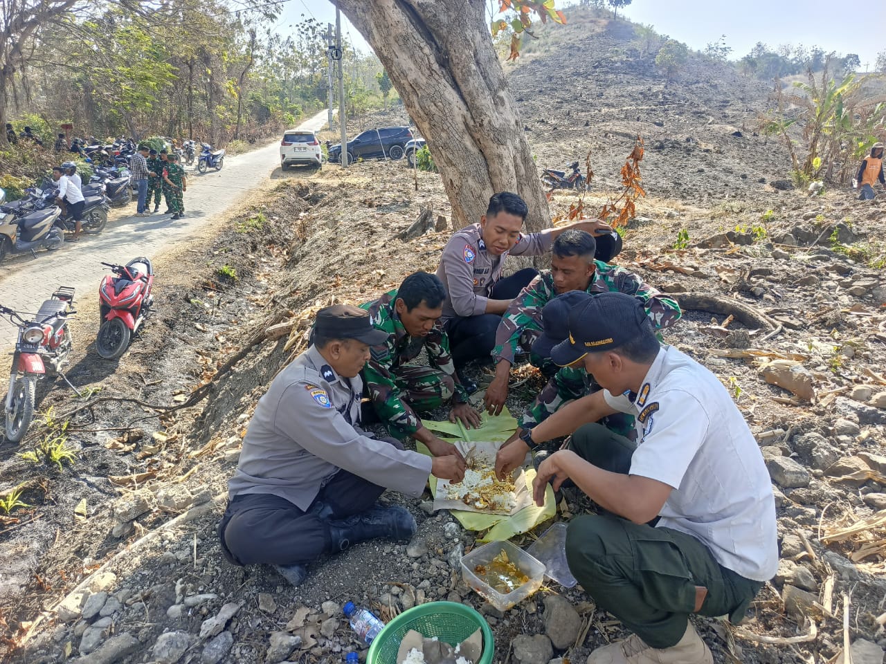 Cerminan Kedekatan Aparat keamanan Anggota Polsek Bubulan, Bersama TNI dan Satpol PP Makan Bareng