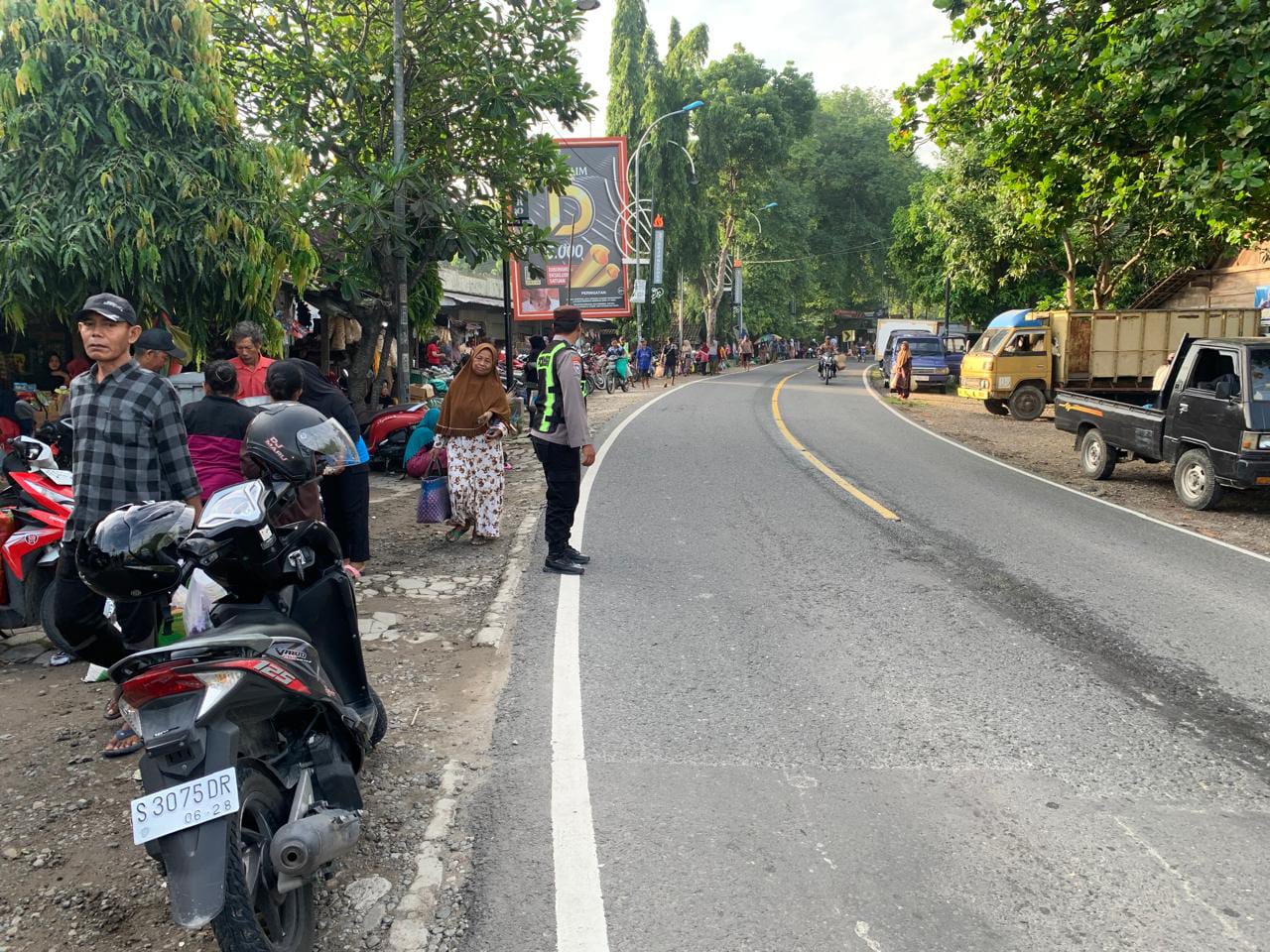 Polsek Margomulyo Pengaturan Arus Lalulintas di Pasar Gubuk Dhuwur Desa Margomulyo