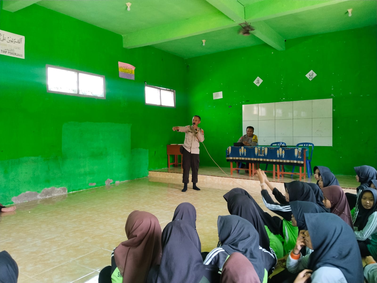 Kanit Binmas Polsek Dander Bersama Bhabinkamtibmas Berikan Penyuluhan Lalu Lintas Kepada Siswa SMK PETA Desa Ngraseh