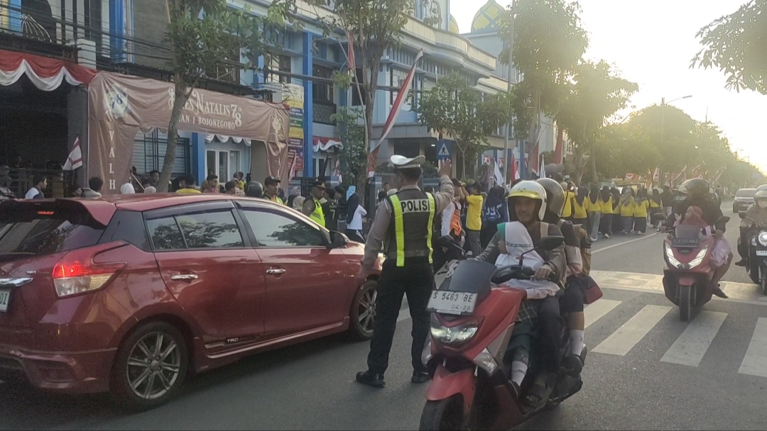 Polsek Bojonegoro Kota Amankan Jalan Sehat Dies Natalis ke 78 tahun SMAN 1 Bojonegoro