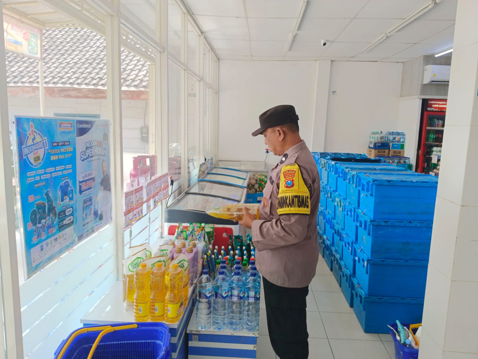 Cek Harga Bapokting Anggota Polsek Bubulan Pastikan Harga Dan Stok Di Toko Dan Pusat Perbelanjaan Aman Untuk Masyarakat