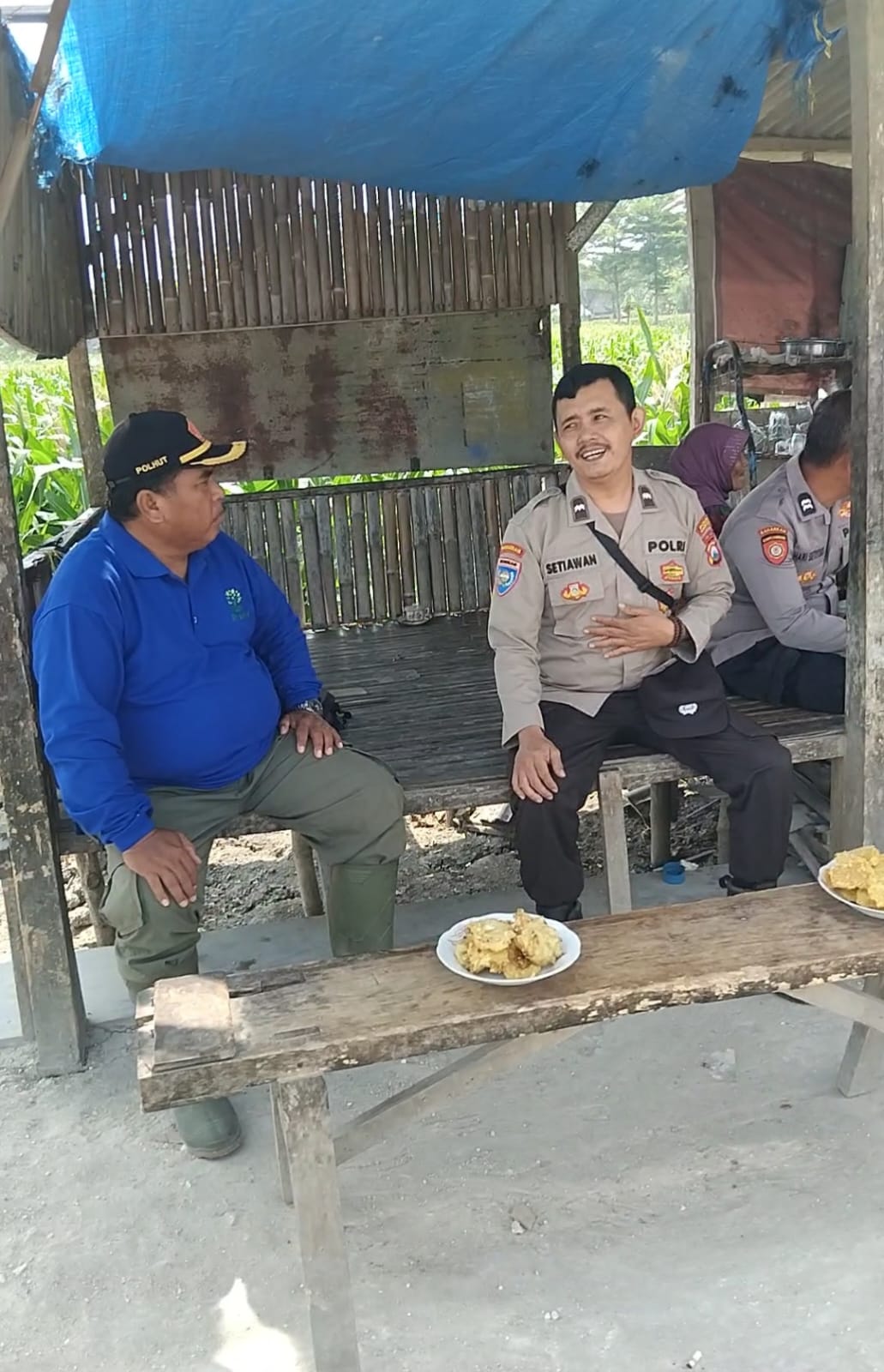 Polisi Sambang Warung, Bangun Kedekatan dengan Warga di Kecamatan Ngraho Kab Bojonegoro