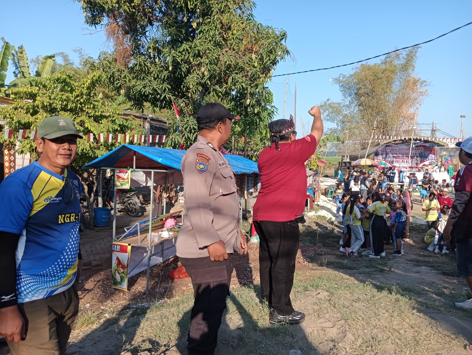 Bhabinkamtibmas Hadir Sekaligus Pengamanan Giat Jalan Sehat Warga Desa Ngraseh Dalam Rangka HUT RI Ke-81