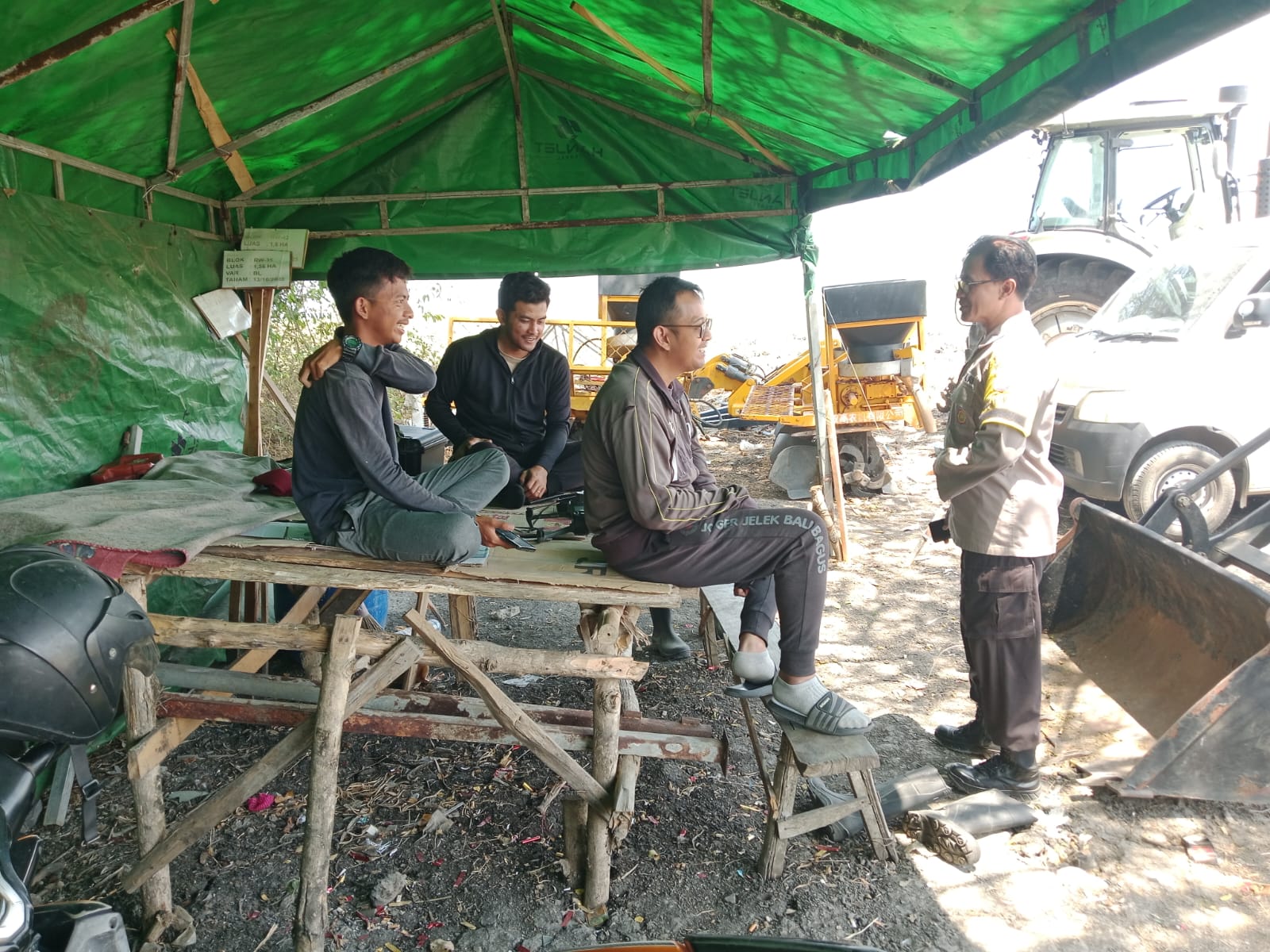 Dialogis Berikan Pesan Kamtibmas Pada Saat Cangkrukan