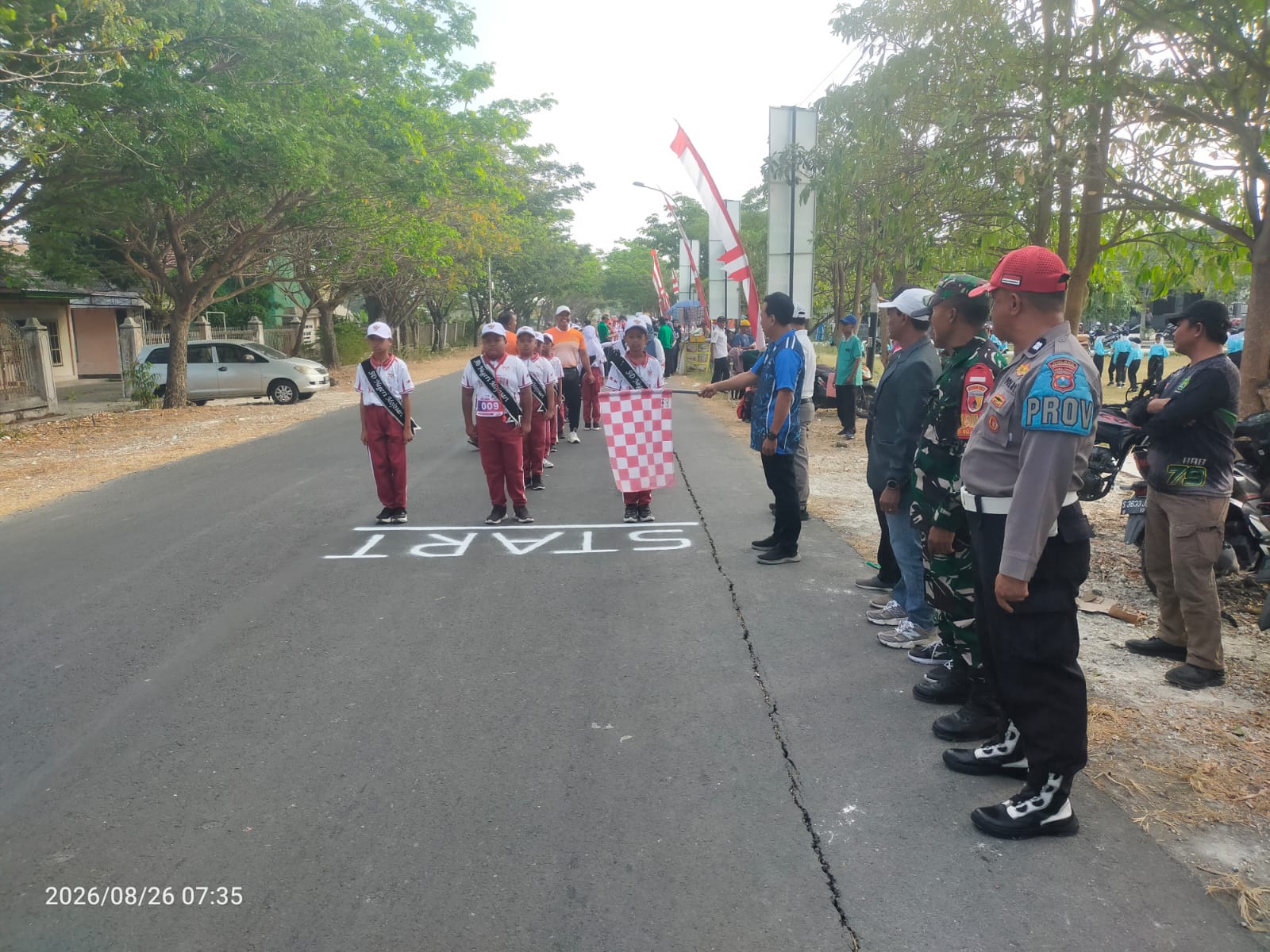 Polsek Kepohbaru Gelar Pengamanan Lomba Gerak Jalan Tingkat SD/MI