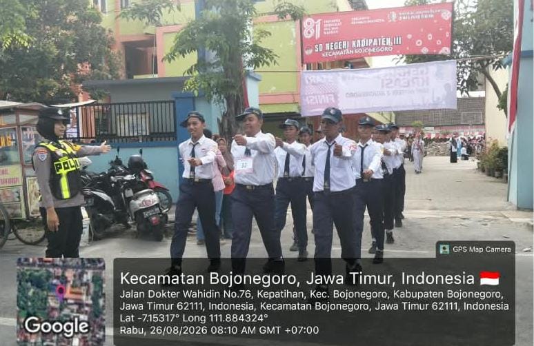 Polsek Bojonegoro Kota Amankan Gerak Jalan Kreasi SMPN 2 Bojonegoro dalam Rangka HUT RI ke-81