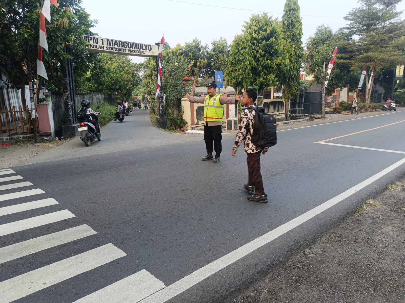 Polsek Margomulyo Sapa Pagi Pengaturan Arus Lalu Lintas Anak Sekolah di SMPN Margomulyo