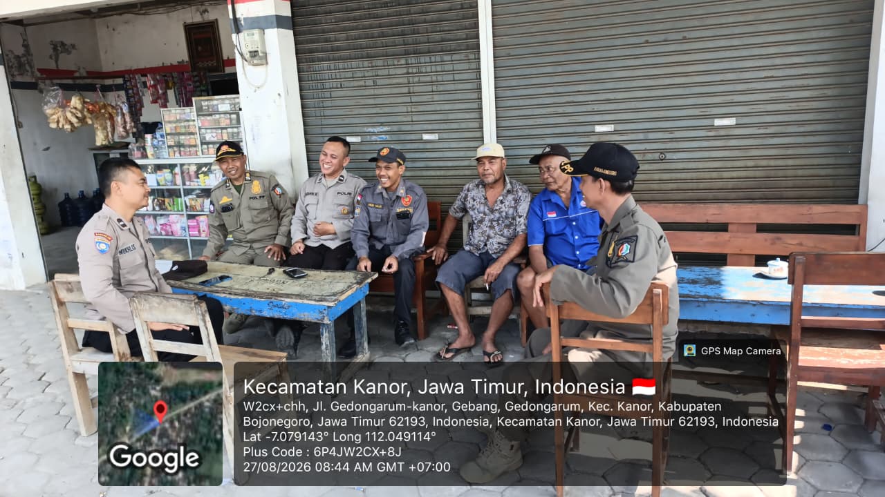 POLSEK KANOR GELAR PATROLI DIALOGIS DI WARUNG KOPI, JALIN KEDEKATAN DENGAN WARGA