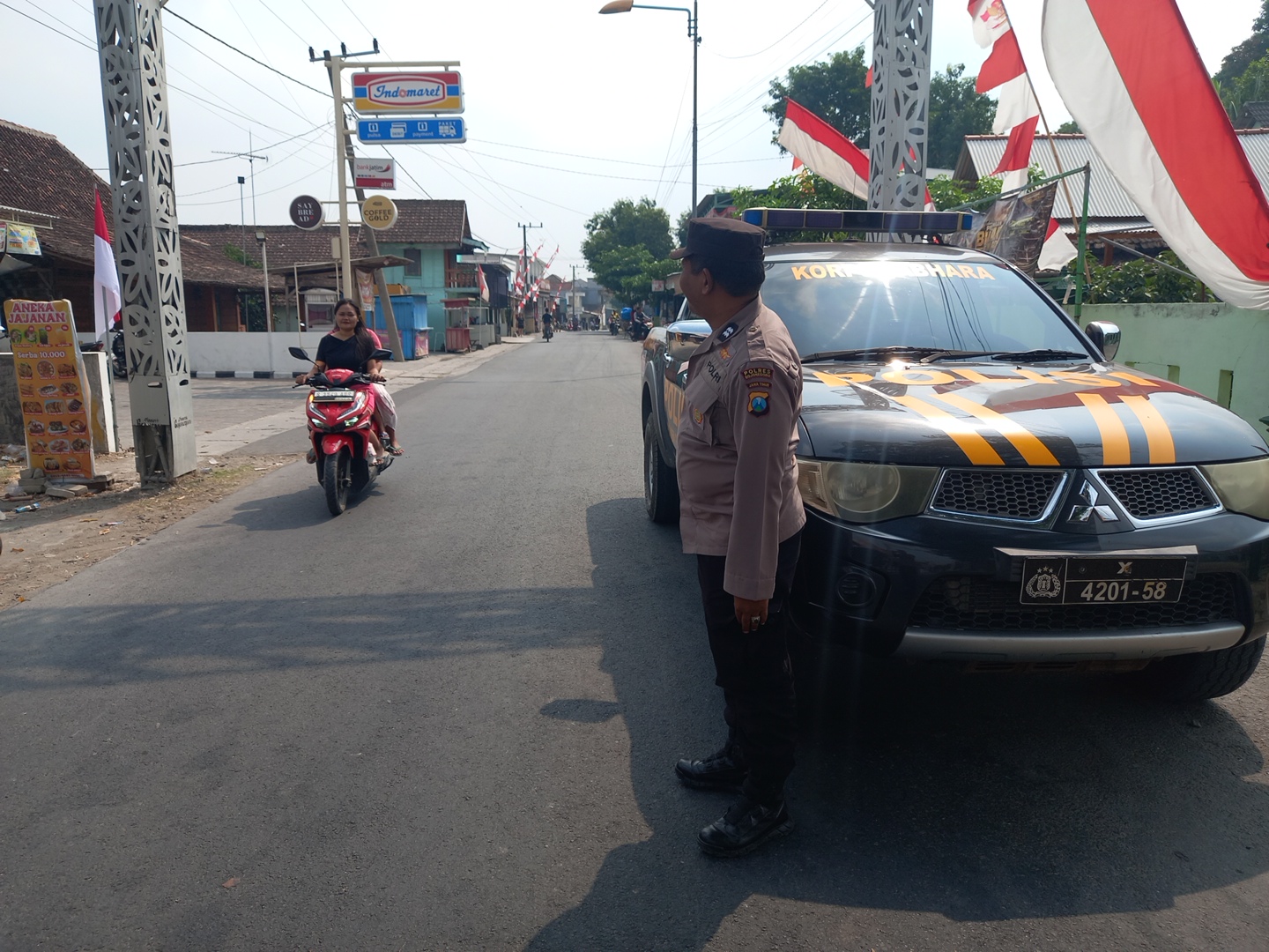 Antisipasi Gangguan Kamtibmas, Anggota Polsek Gondang Melaksanakan Patroli sapa siang Di Wilayah Kecamatan Gondang