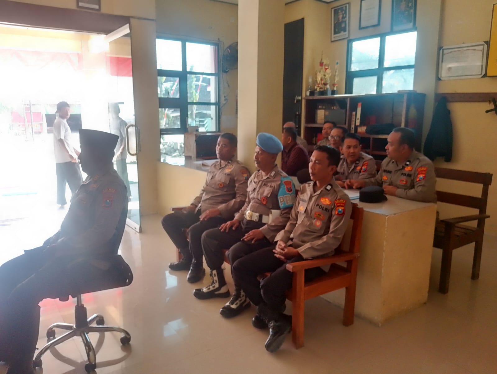 Kapolsek beserta Personil Polsek Ngambon Mengikuti Zoom Binrontal di Polsek Ngambon
