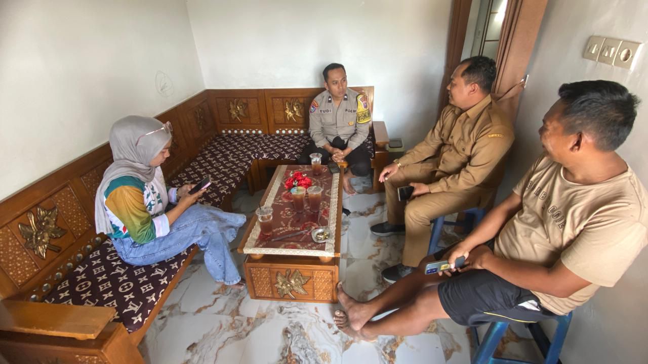 Bhabinkamtibmas Desa Karangdinoyo Dampingi Bidan dan Perangkat Desa Laksanakan Pemeriksaan Kesehatan Door to Door