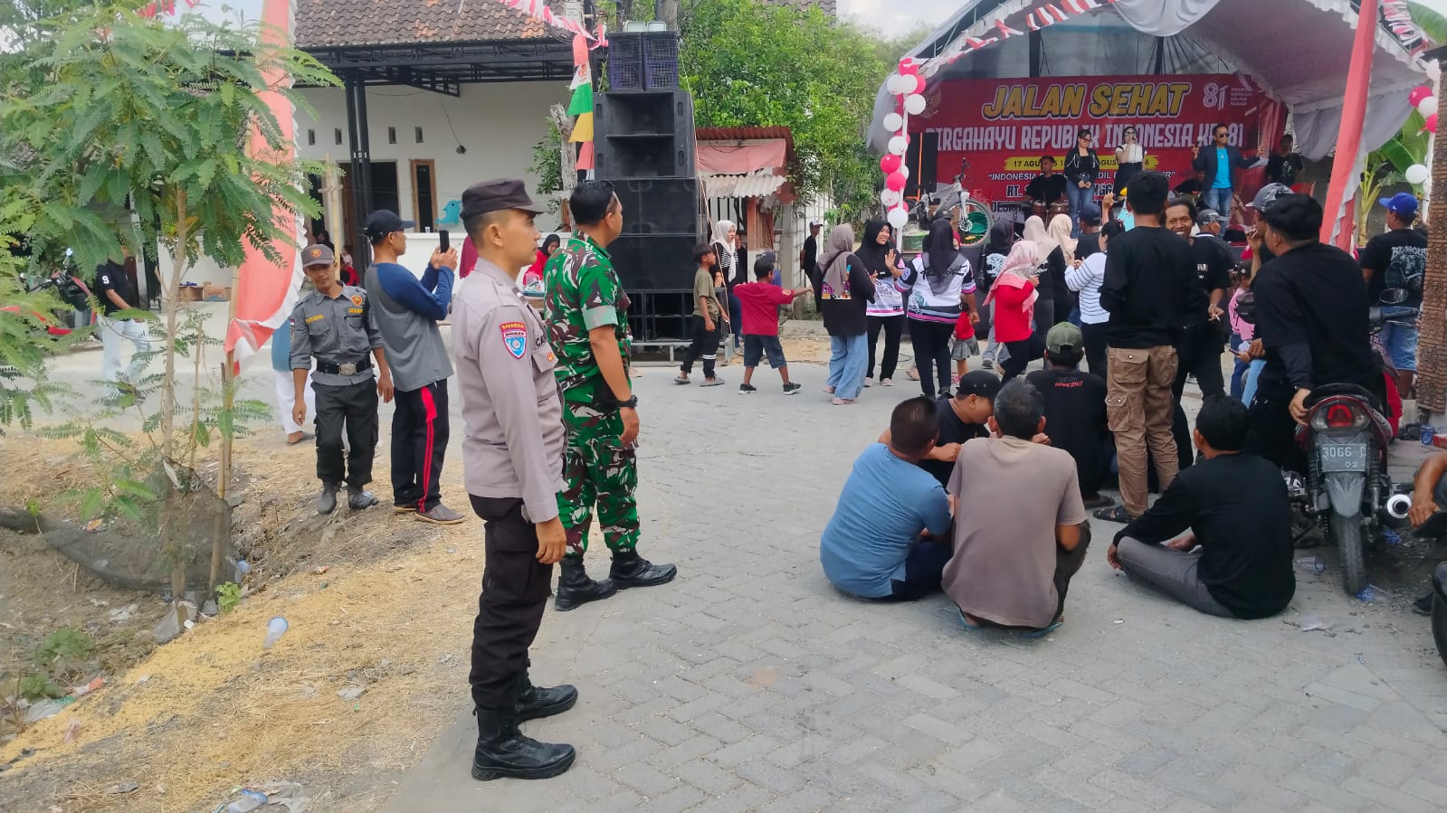 Bhabinkamtibmas Dan Babinsa Amankan Jalan Sehat Dalam Rangka HUT RI Ke-81 Di Desa Ngumpakdalem