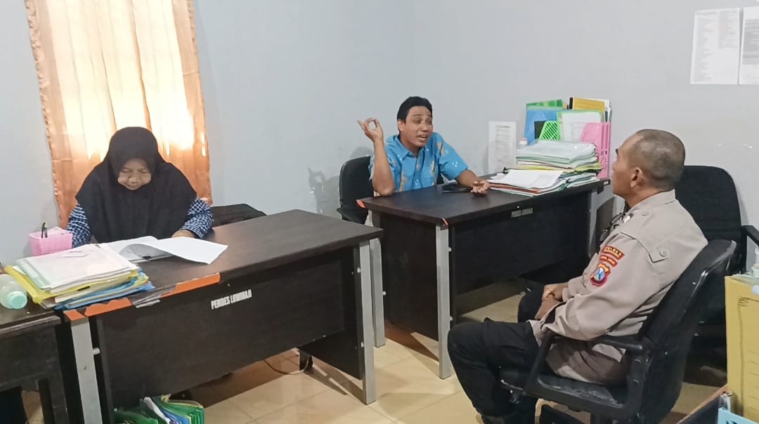 Bhabinkamtibmas Melaksanakan Sambang Kantor desa binaan dan berikan himbauan kamtibmas