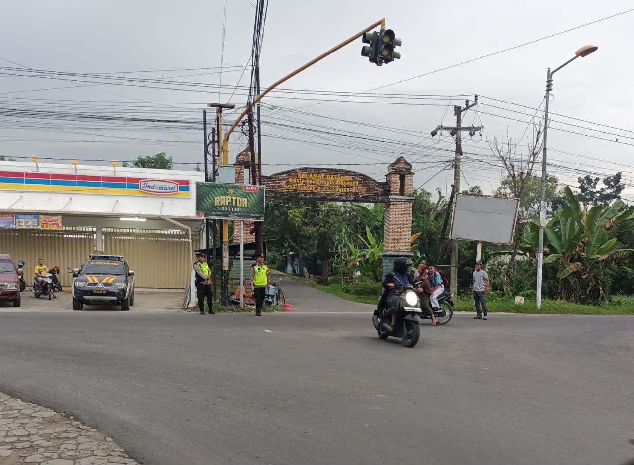 Antisipasi Laka lantas di jalan Polsek Malo laksanakan Pengaturan Lalu lintas