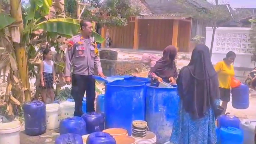 Wujud Kepedulian Kemanusiaan, Polsek Tambakrejo Salurkan Bantuan Air Bersih bagi Warga Terdampak Kekeringan