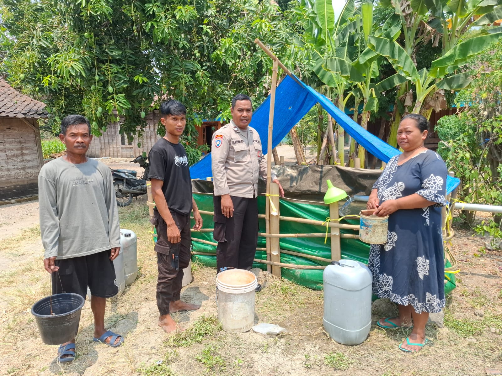 Wujud Kepedulian Kemanusiaan, Polsek Tambakrejo Salurkan Bantuan Air Bersih bagi Warga Terdampak Kekeringan