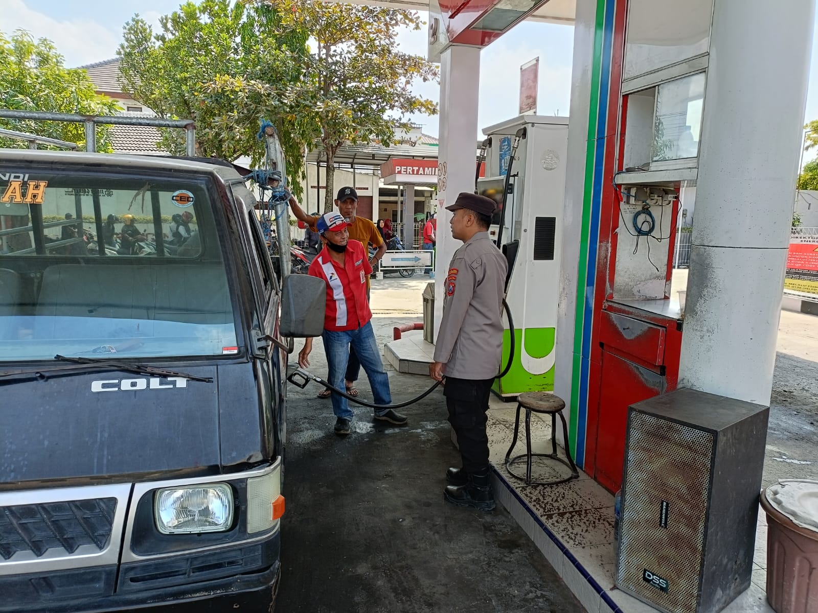 ANGGOTA POLSEK DANDER LAKSANAKAN PATROLI SAPA SIANG DI OBVIT SPBU DANDER