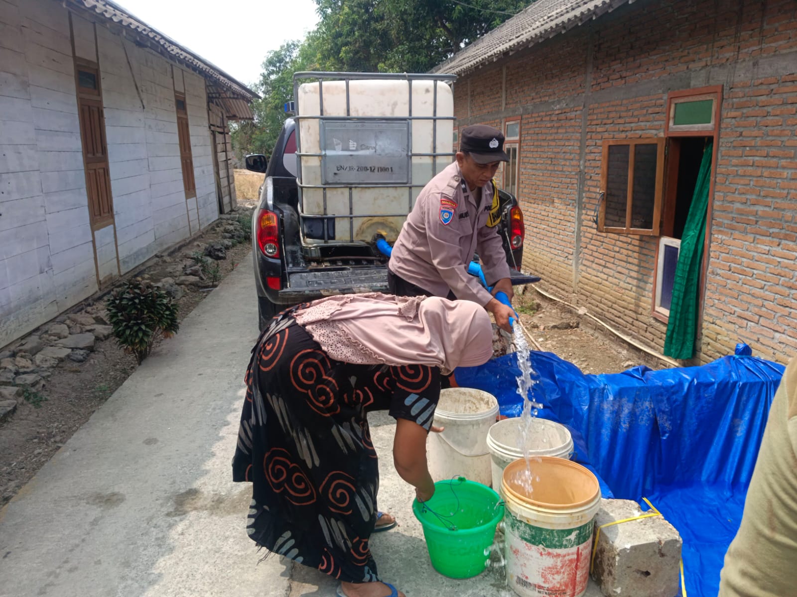 Respon Cepat ,Peduli Warga Terdampak Kekeringan Polsek Bubulan Distribusikan Bantuan Air Bersih