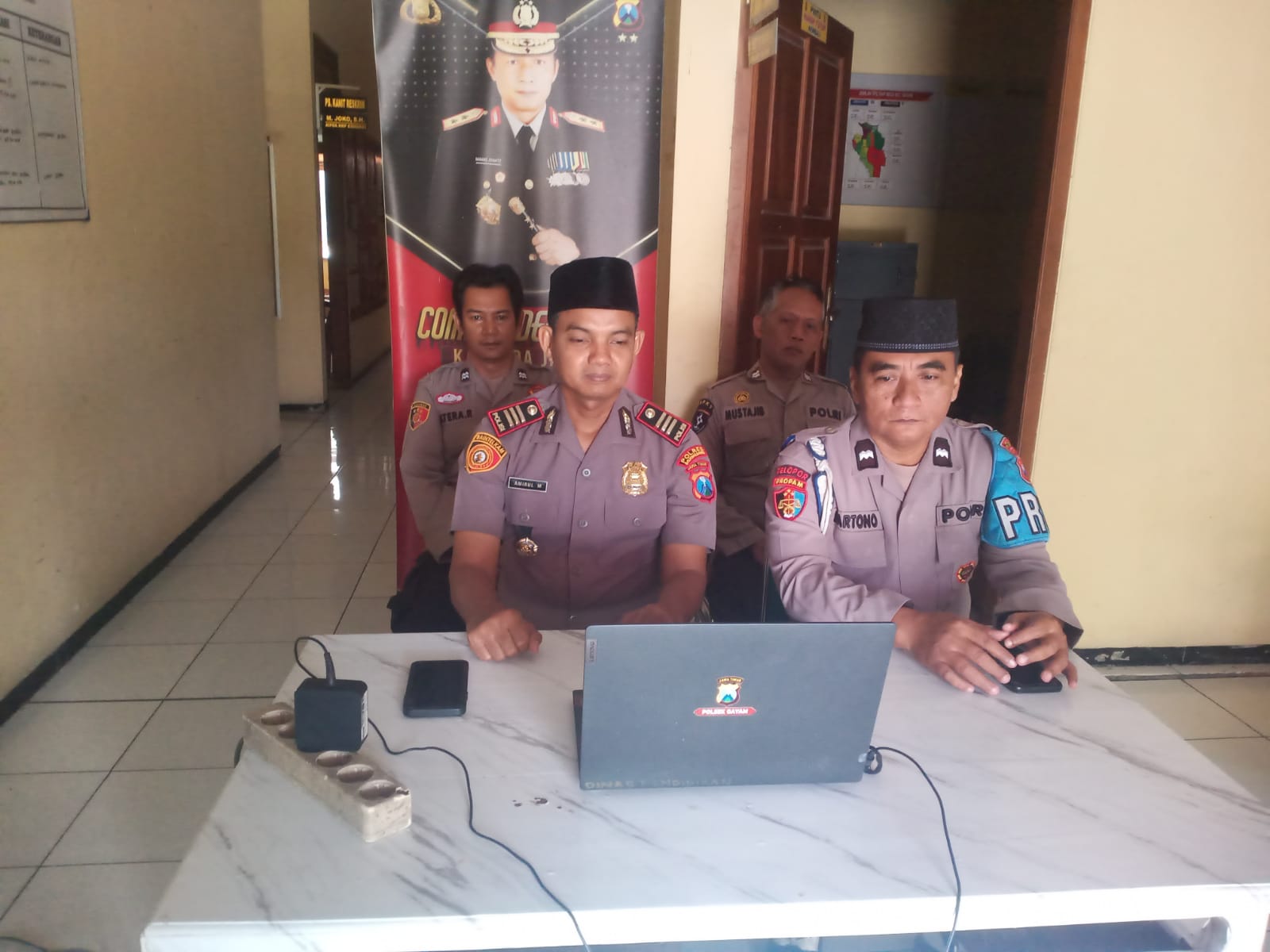 Melalui Zoom Binrohtal jajaran Polres, Polsek Gayam Tingkatkan Keimanan Dan Ketaqwaan Personelnya