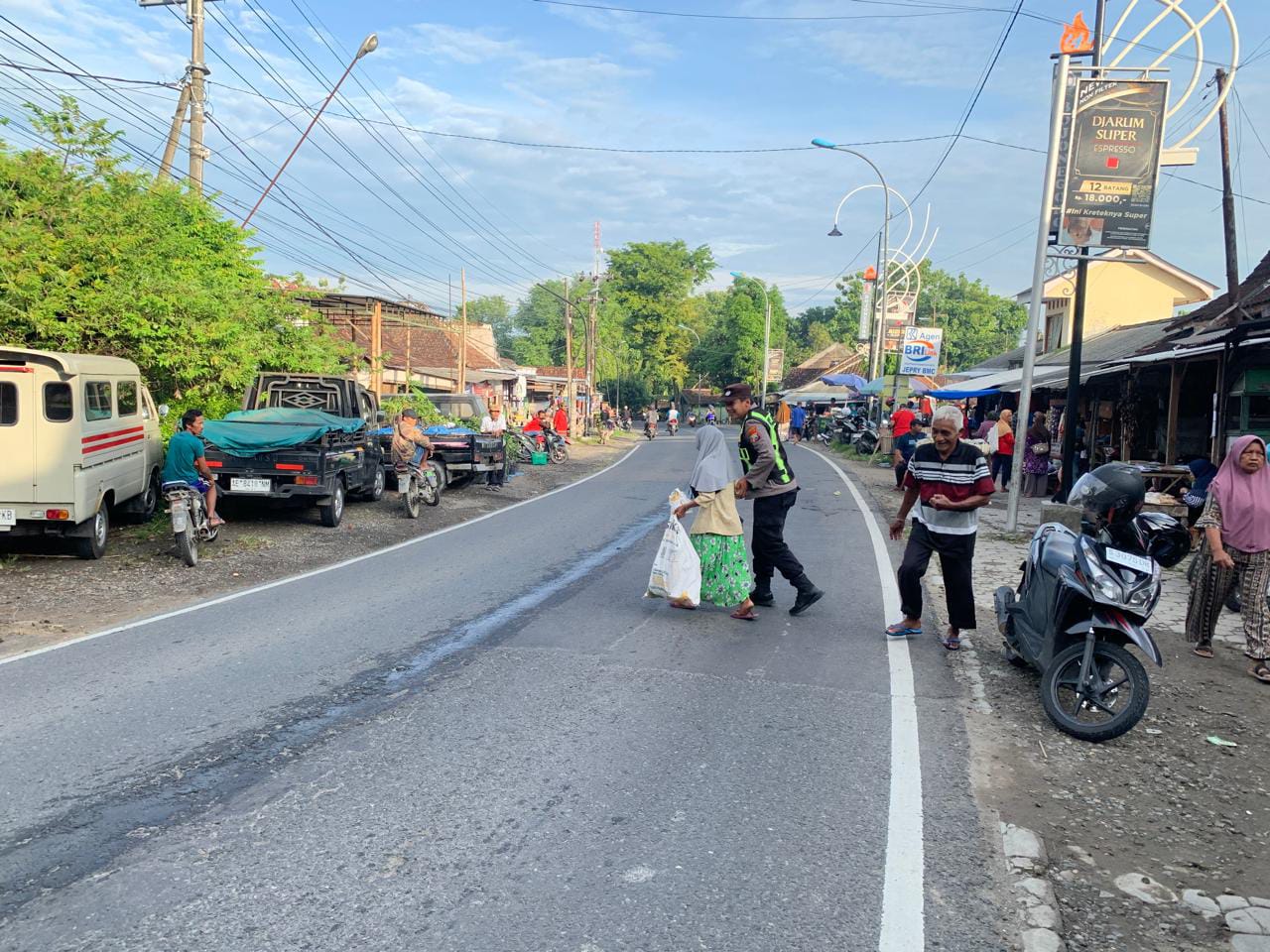 Polsek Margomulyo Pengaturan Arus Lalulintas di Pasar Gubuk Dhuwur Desa Margomulyo