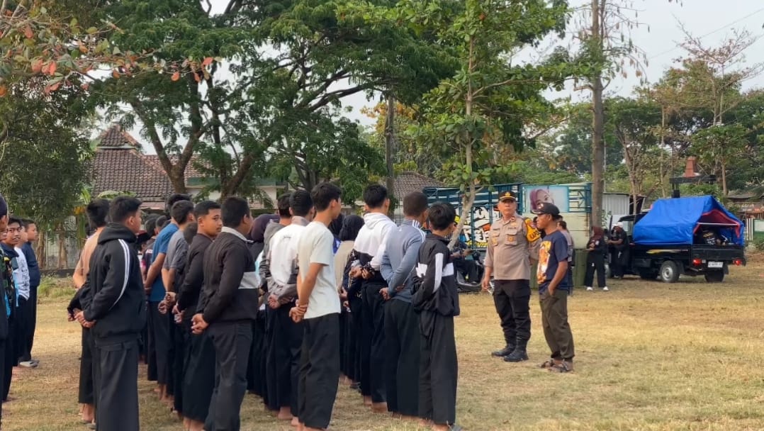 KAPOLSEK DANDER BERIKAN HIMBAUAN KEPADA SISWA PSHT YANG AKAN MENGIKUTI PEMBINAAN DI PUSLAT KAPAS
