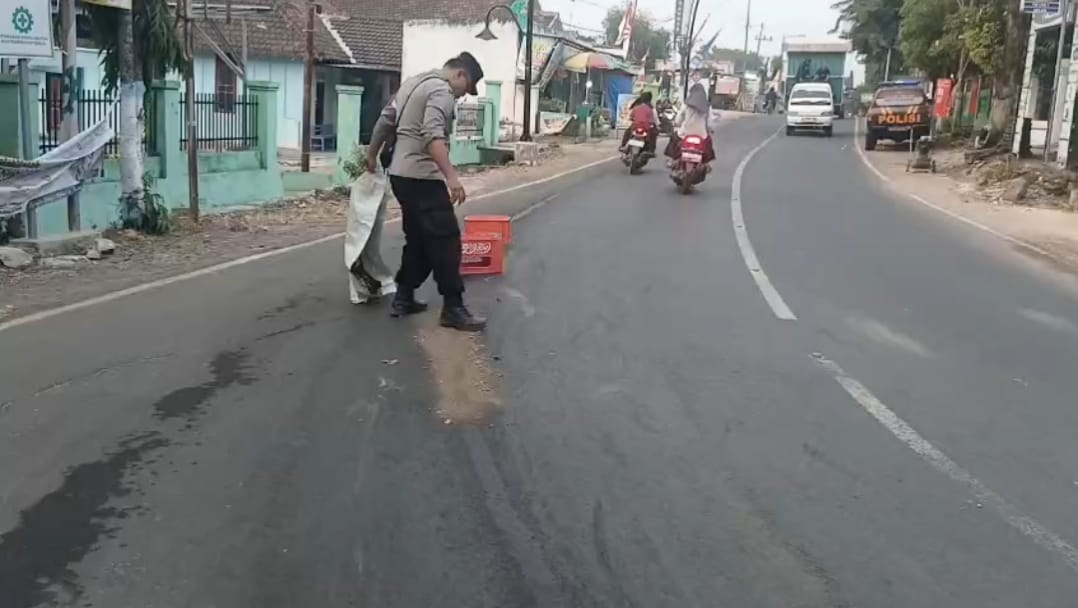 RESPON CEPAT ANTISIPASI KECELAKAAN, ANGGOTA POLSEK DANDER BERSIHKAN TUMPAHAN SOLAR DI PERTIGAAN KECAMATAN DANDER
