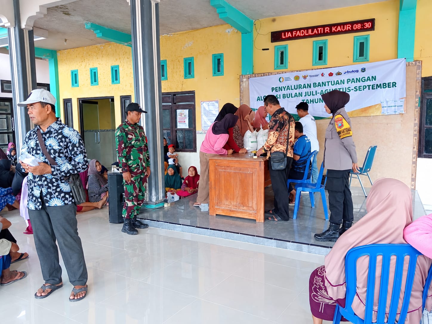 POLSEK KANOR, BHABINKAMTIBMAS DAN BABINSA DAMPINGI PENYALURAN BANSOS BERAS