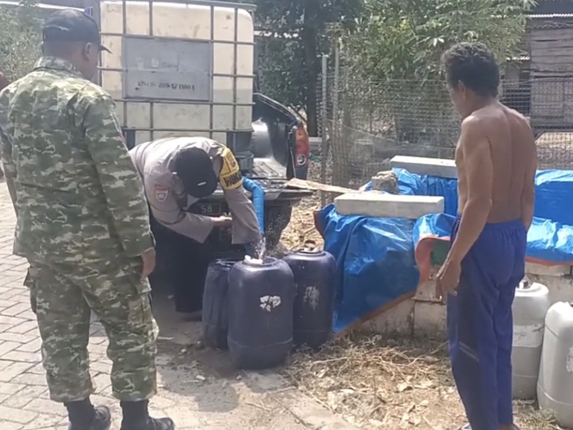 Sinergitas Bhabinkamtibmas Dan Babinsa Sumberbendo Polsek Bubulan Dalam Pendistribusian Bantuan Air Bersih