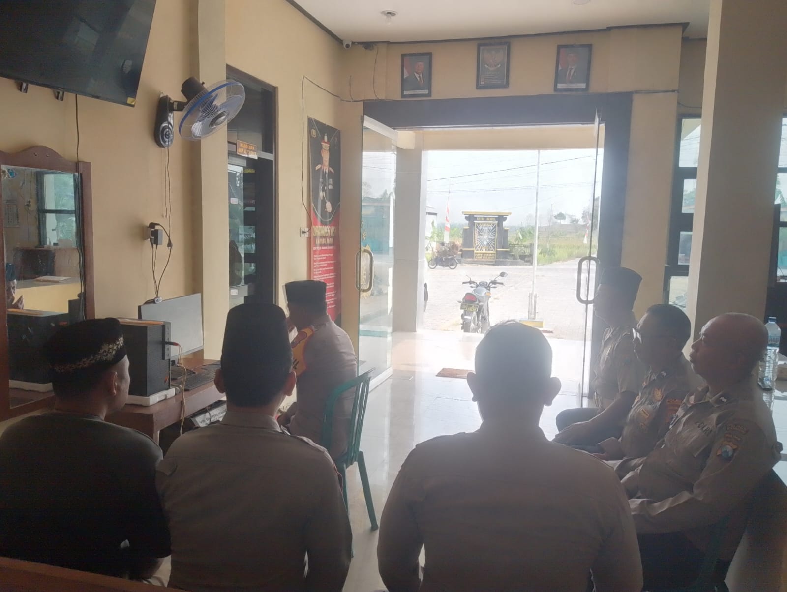 Kapolsek beserta Personil Polsek Ngambon Mengikuti Zoom Binrontal di Polsek Ngambon