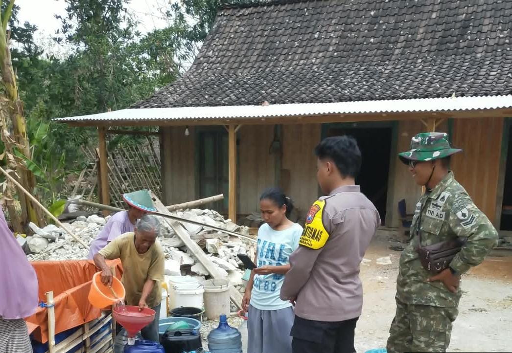 Bhabinkamtibmas desa Nganti dan Bhabinsa Dampingi Penyaluran Air Bersih dari Komunitas Kartonyono Pajeri Club untuk Warga Desa Nganti