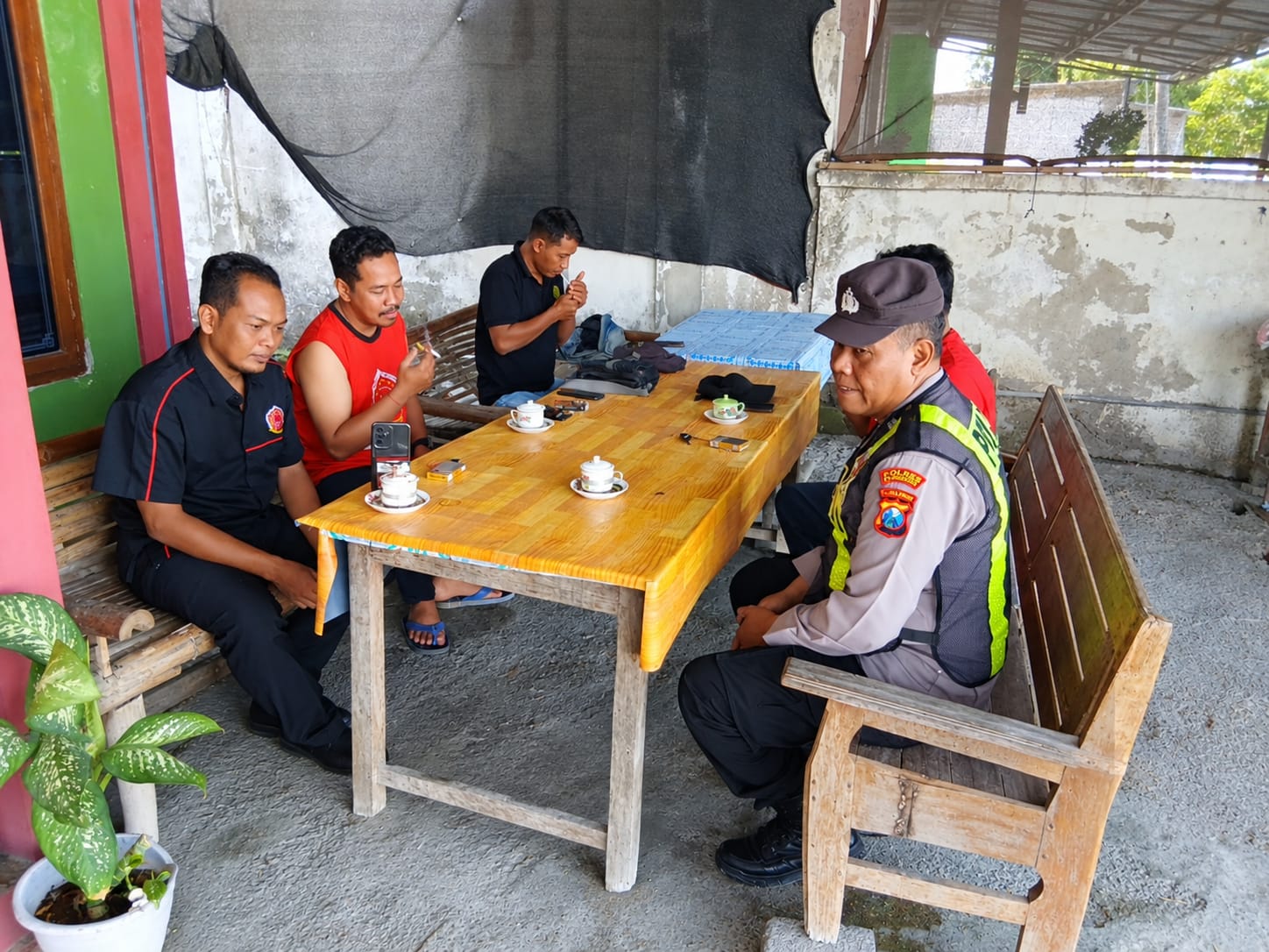 Bhabinkamtibmas Cangkrukan Di Warung Kopi Sambil Beri Himbauan Ke Tokoh Masyarakat