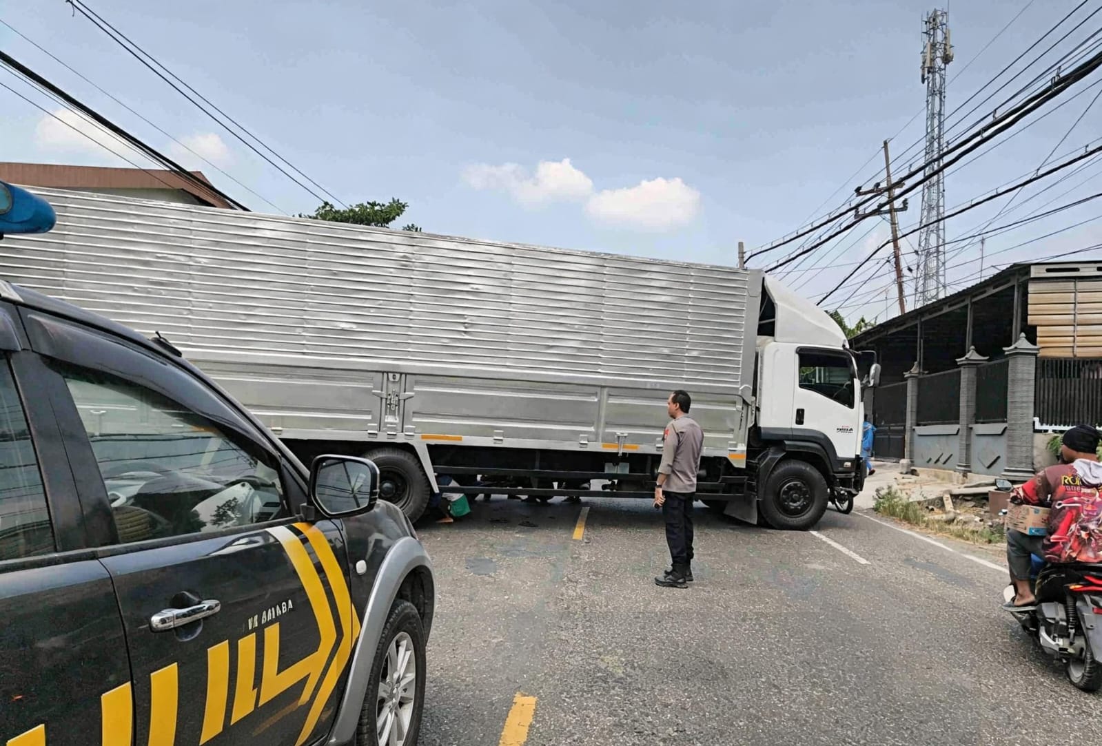 Kanit Lantas Polsek Baureno Laksanakan Pengaturan Jalan Yang Macet Diakibatkan As Roda Truck Patah