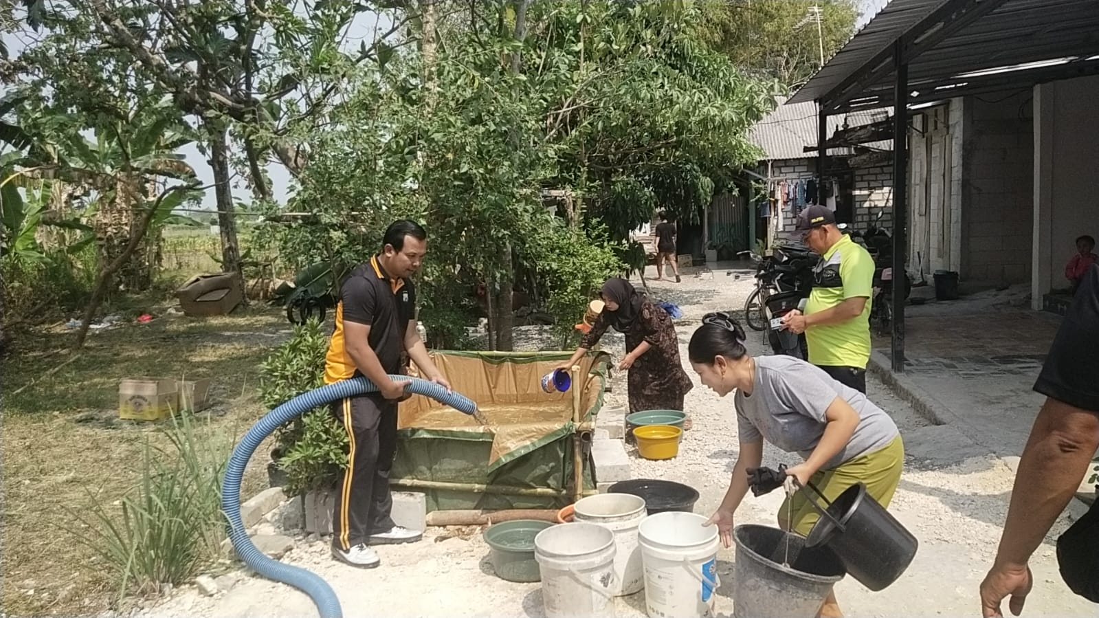 POLSEK DANDER BERIKAN BANTUAN AIR BERSIH UNTUK WARGA DESA NGRASEH
