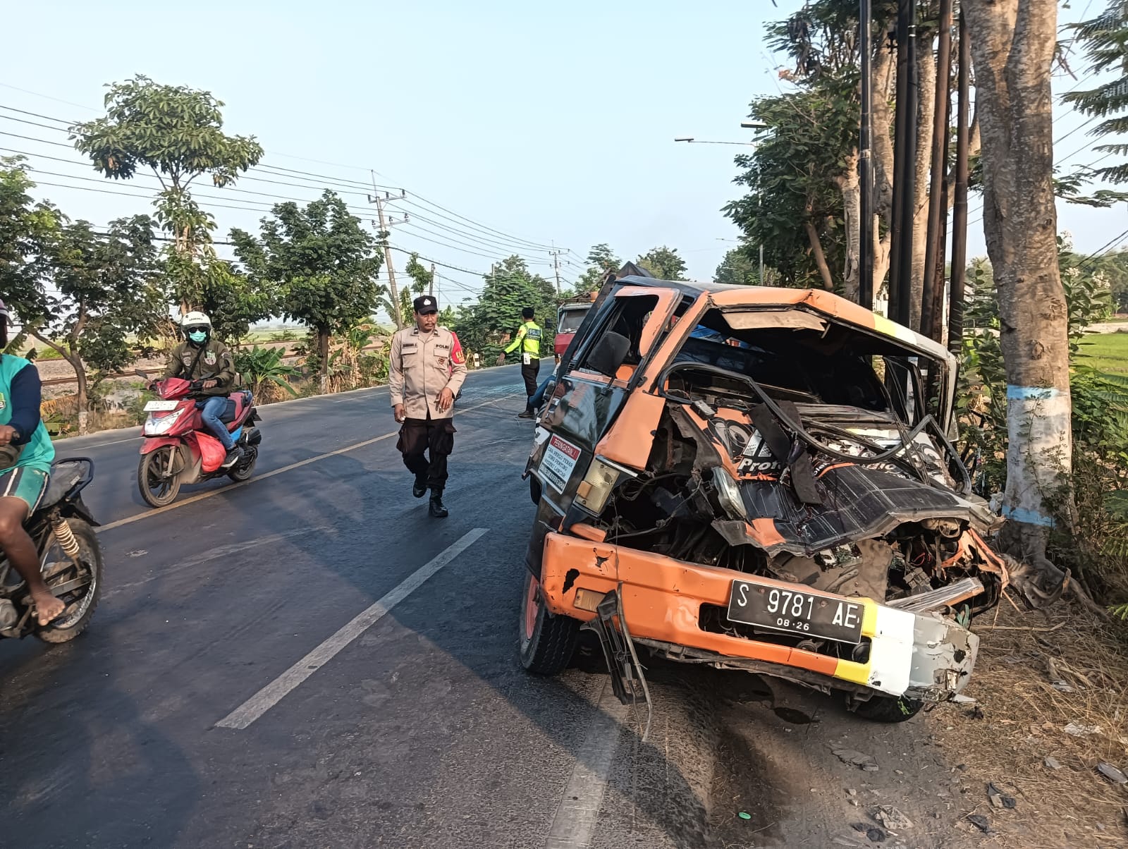 RESPON CEPAT, ANGGOTA POLSEK DANDER AMANKAN DAN EVAKUASI LAKA LANTAS DI DESA NGULANAN