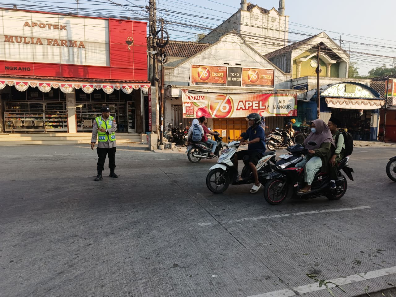 Sapa Pagi Antisipasi Kemacetan di Pertigaan Pasar Belimbinggede Kec. Ngraho