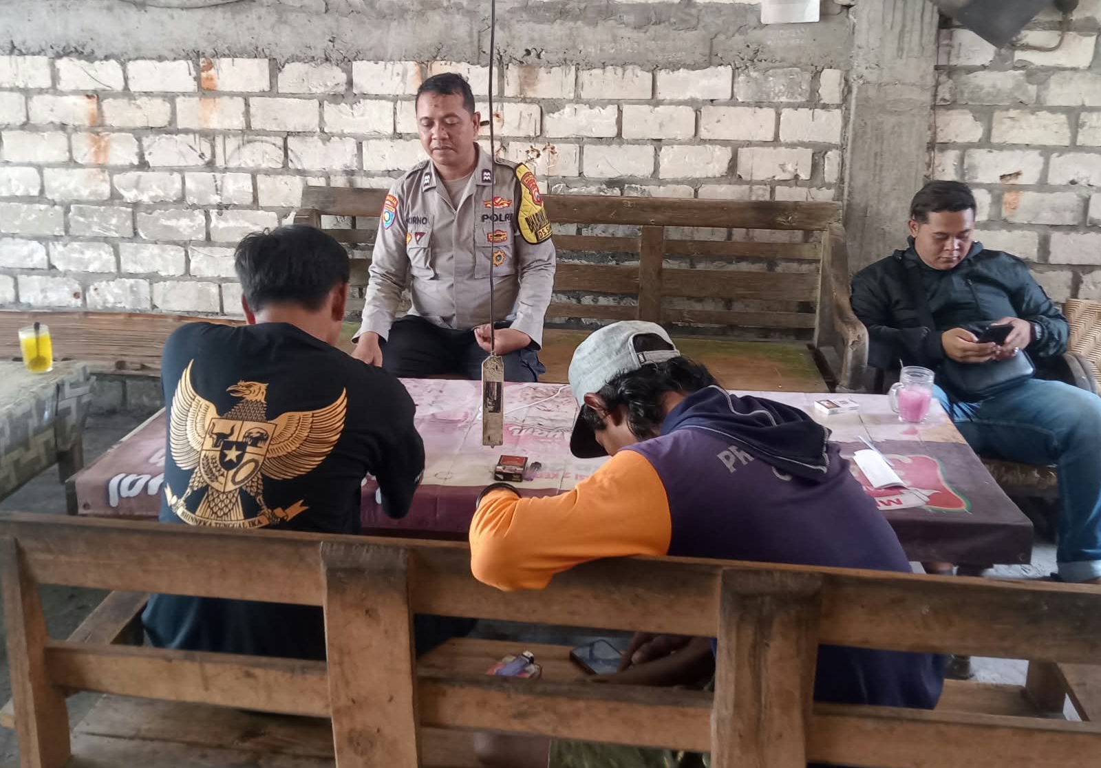 Bhabinkamtibmas Polsek Kanor Sambang Warga