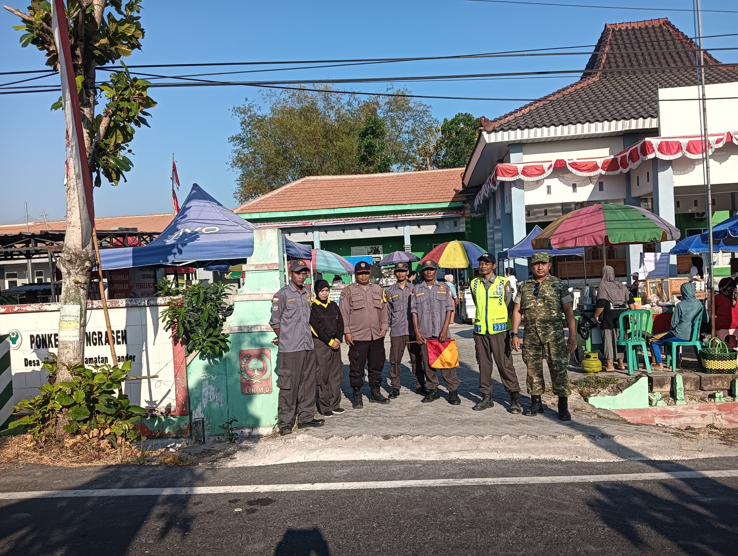 BHABINKAMTIBMAS HADIR SEKALIGUS PENGAMANAN GIAT JALAN SEHAT DESA NGRASEH DALAM RANGKA HUT RI KE-81