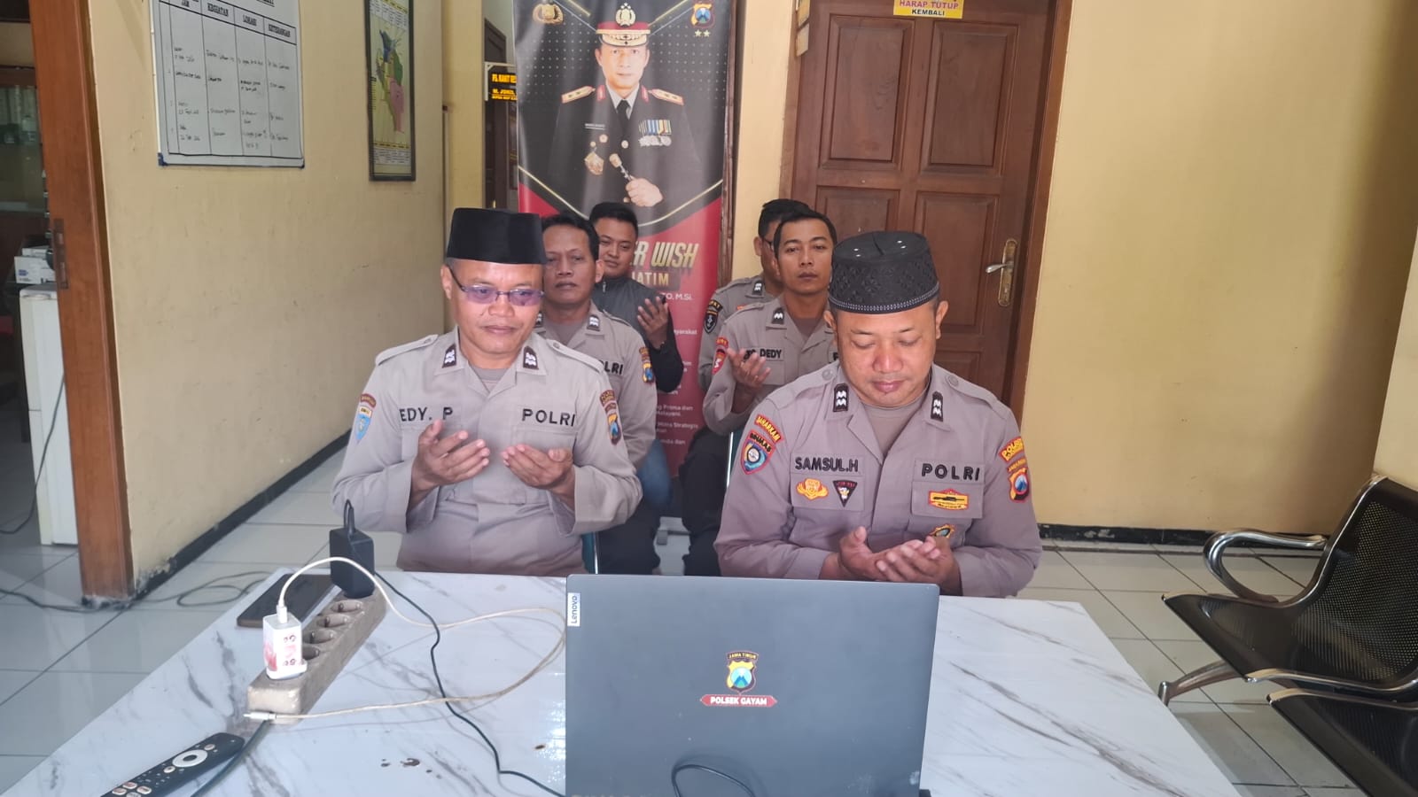 Melalui Zoom Binrohtal jajaran Polres, Polsek Gayam Tingkatkan Keimanan Dan Ketaqwaan Personelnya