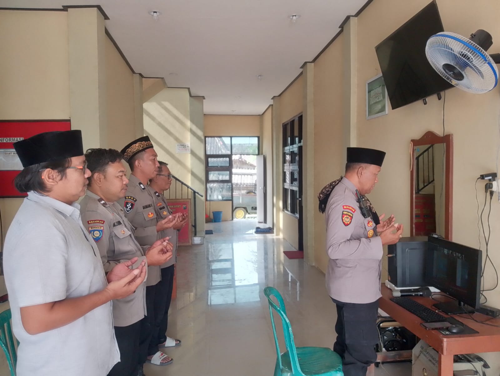 Kapolsek beserta Personil Polsek Ngambon Mengikuti Zoom Binrontal di Polsek Ngambon