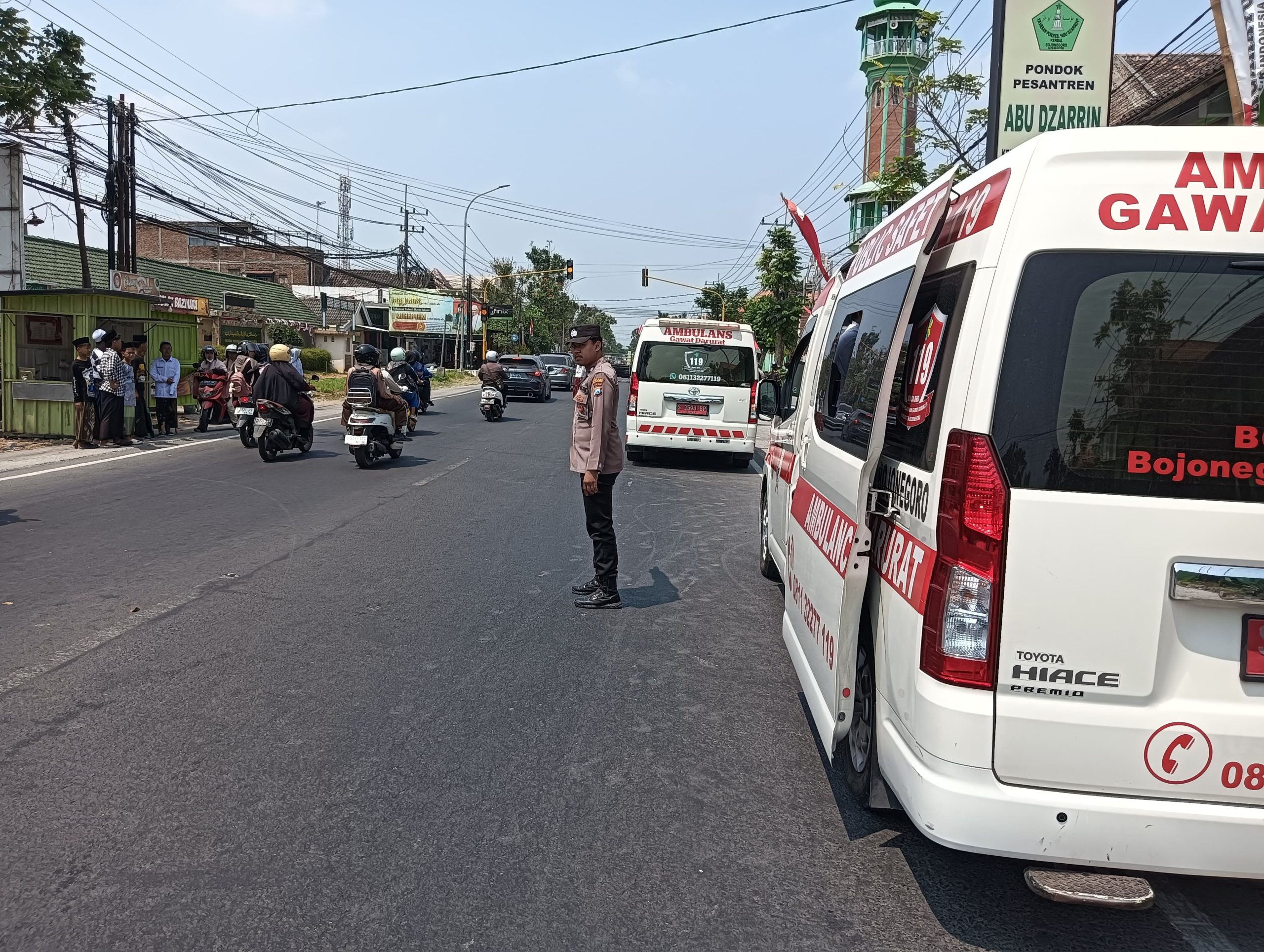 ANGGOTA POLSEK DANDER AMANKAN DAN EVAKUASI KORBAN LAKALANTAS DI JALAN RAYA SUMBERTLASEH