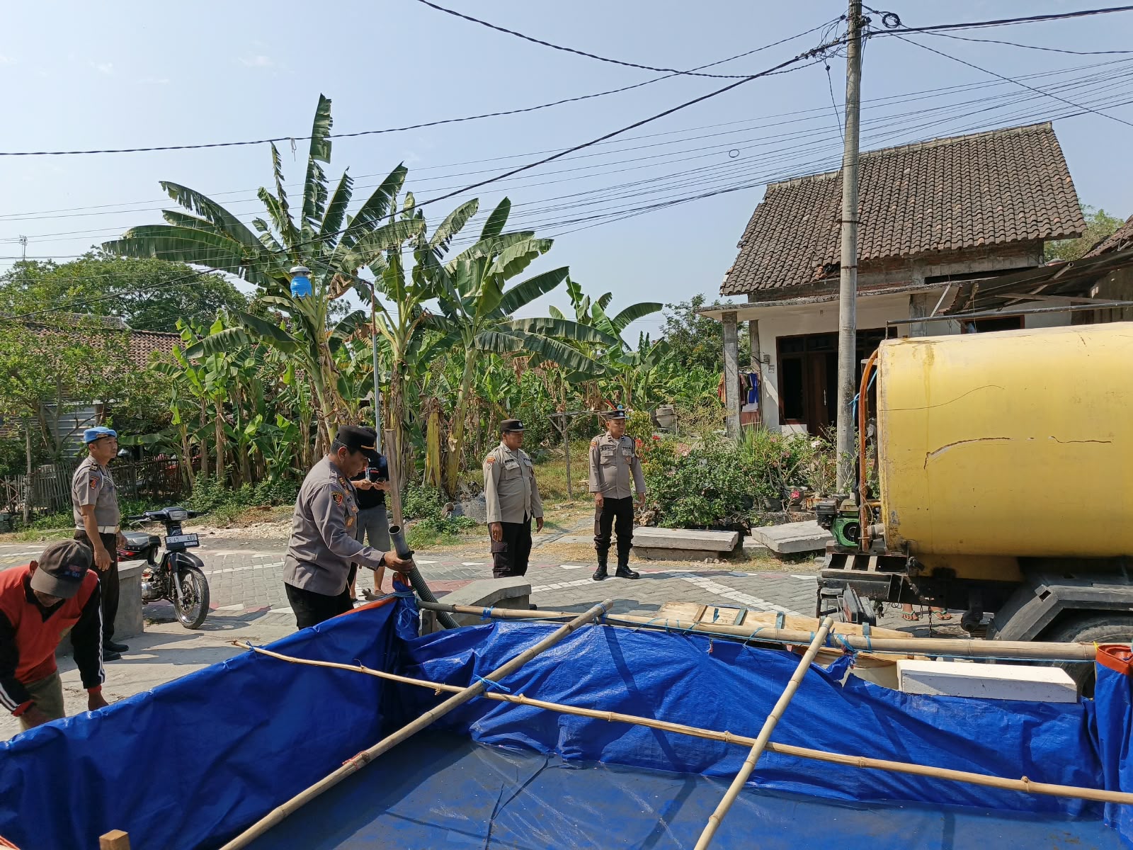 POLRI HADIR, BERIKAN BANTUAN AIR BERSIH UNTUK WARGA SUMURAGUNG