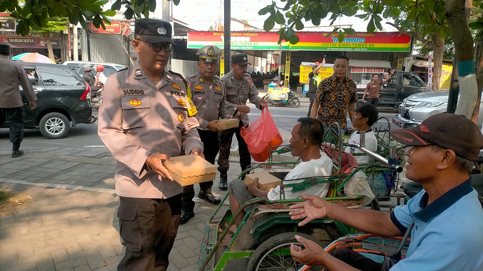 Jum’at Berkah, Polsek Bojonegoro Kota Bersama Pertamina EP Sukowati Bagikan 200 Nasi Kotak