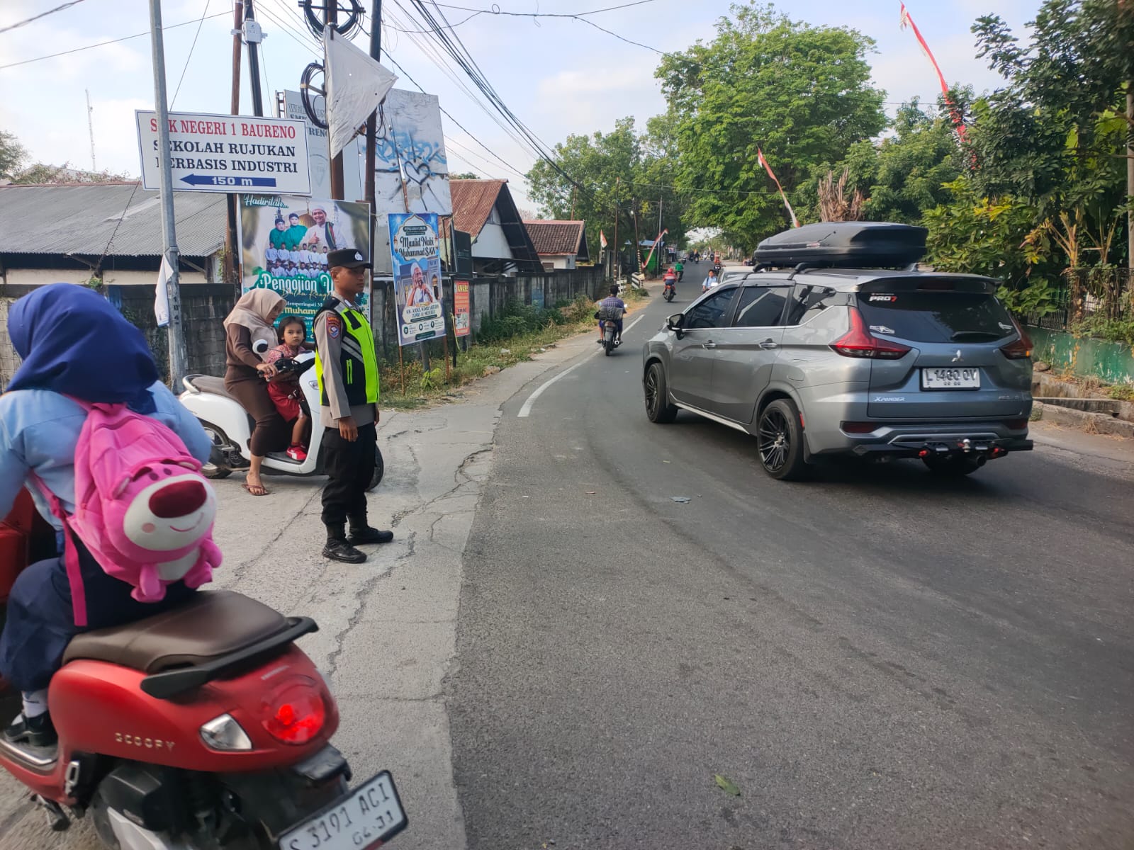 Polsek Baureno Laksanakan Pengaturan Lalu Lintas Pagi Hari Di Penggal Penggal Jalan