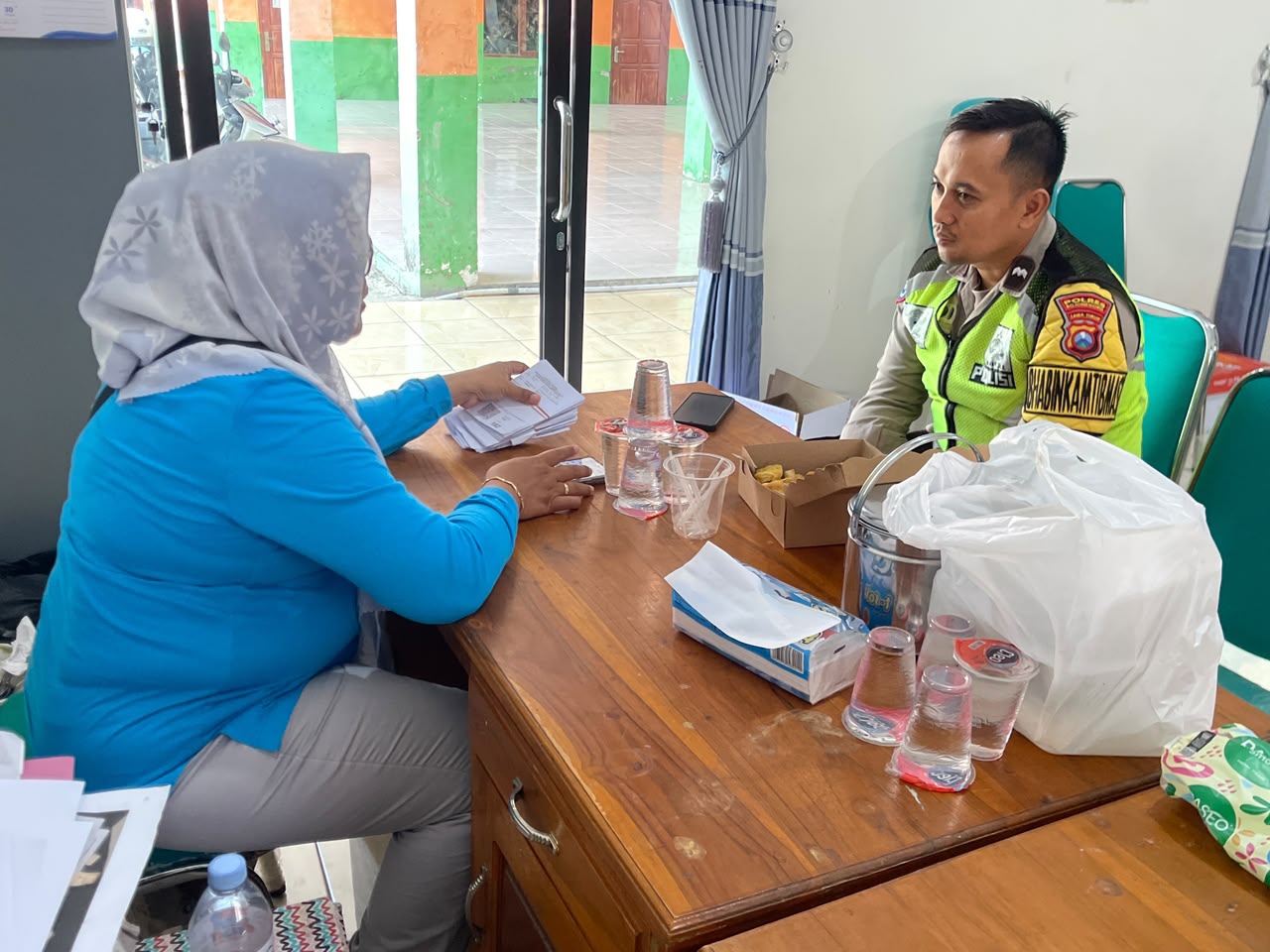 POLRI HADIR DI TENGAH MASYARAKAT, BHABINKAMTIBMAS SAMBANG PERANGKAT DESA TELENG