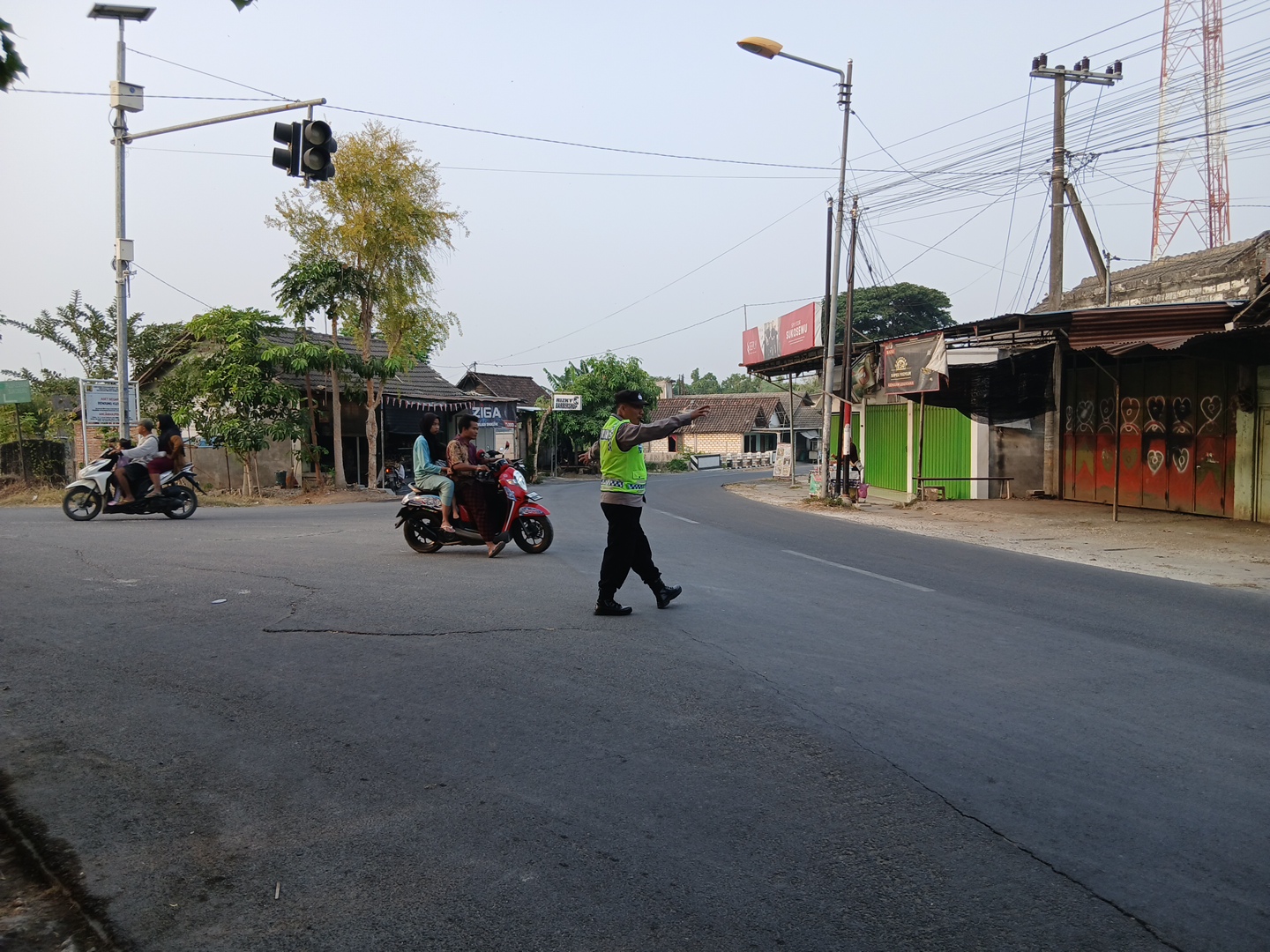 Piket jaga polsek Sukosewu laksanakan sapa pagi
