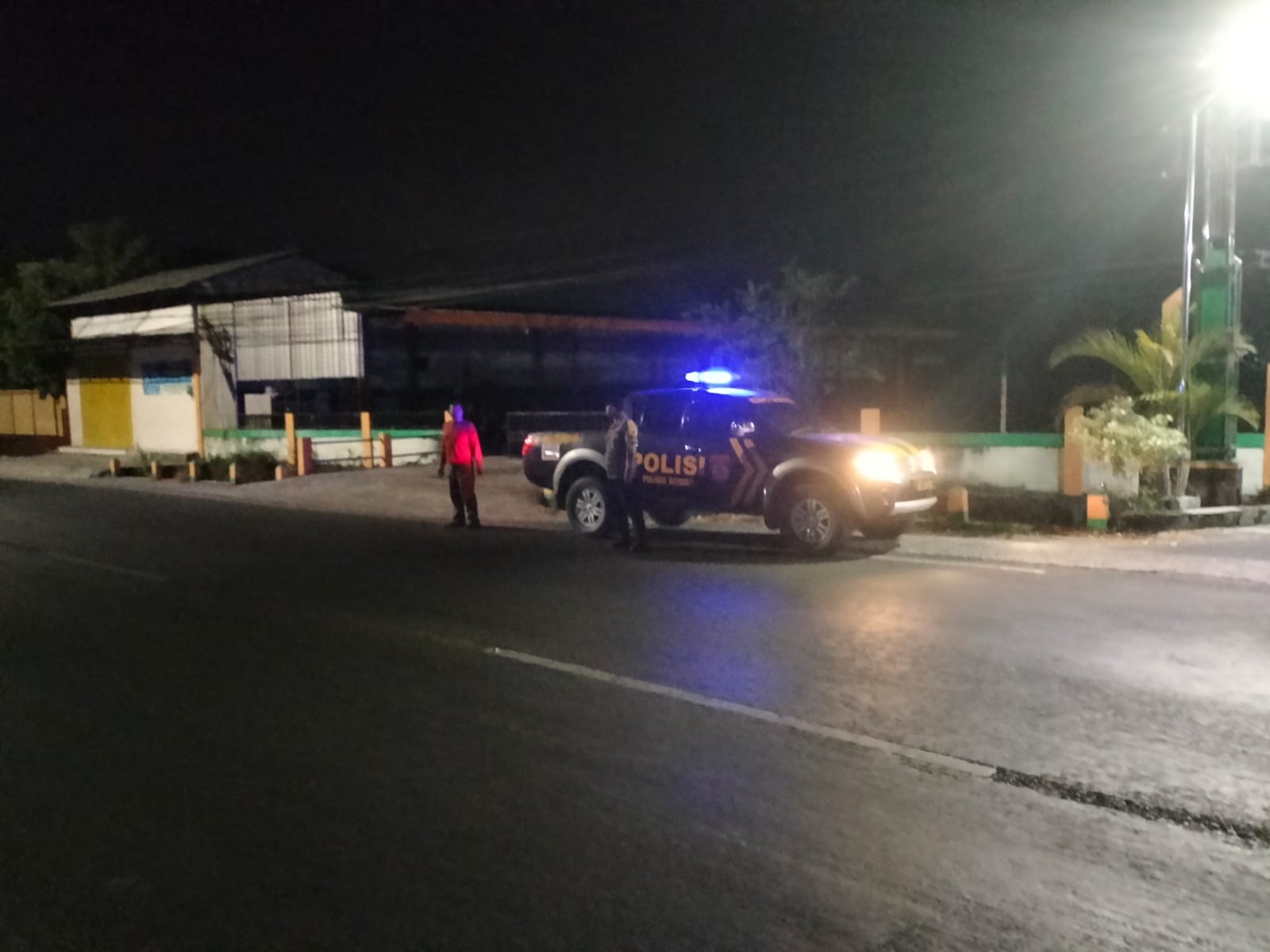 ANTISIPASI LIBUR MALAM MINGGU, ANGGOTA POLSEK DANDER MELAKSANAKAN PATROLI SAPA MALAM